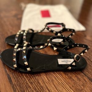 Valentino Garavani Rockstud Flat rubber sandal